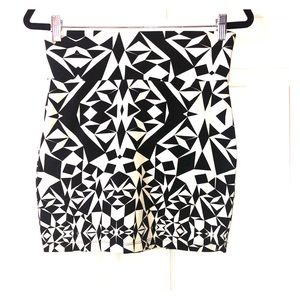 Black & White Patterned Mini Skirt SIZE: LARGE